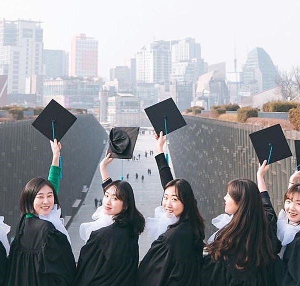 Du học sinh đã tốt nghiệp Đại học là một ưu điểm để xin định cư tại Hàn Quốc